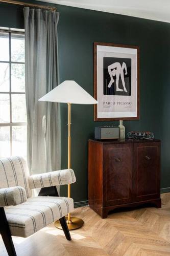 Mr. Nomad: Parisian PopHaus in Uptown in Оак Лаун