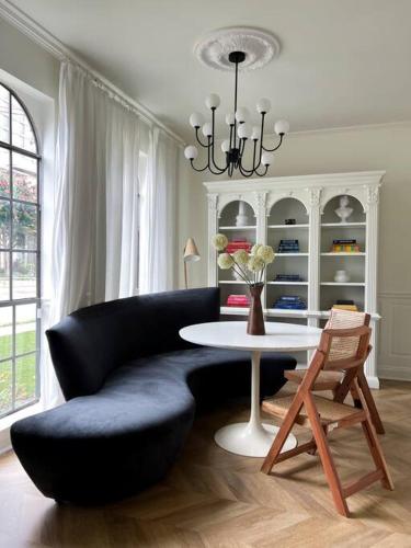 Mr. Nomad: Parisian PopHaus in Uptown in Оак Лаун