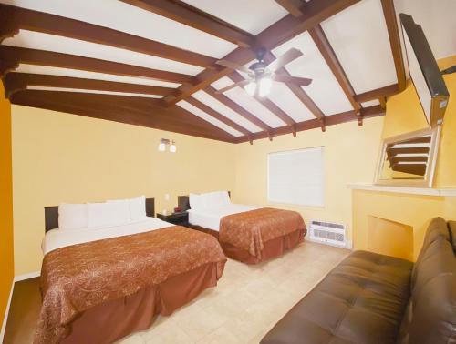 2 queen beds, 1 sofa bed