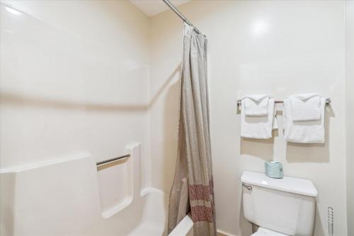 Cedarbrook Deluxe one bedroom suite with outdoor heated pool 21517 in Killington, USA