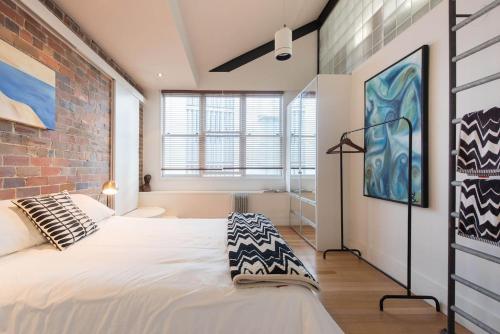 Sunny Loft Lookout with Iconic Sydney Views - main image