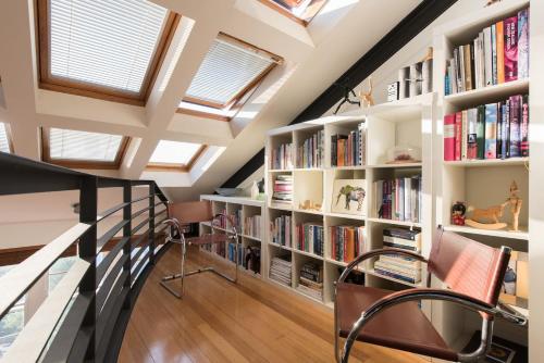 Sunny Loft Lookout with Iconic Sydney Views - image 11