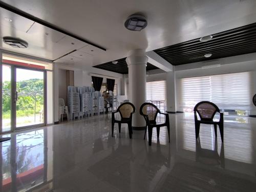 RedDoorz @ LQJ Hotel Old Buswang Kalibo - 편의 시설/서비스