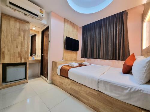 room detail thumbnail 1