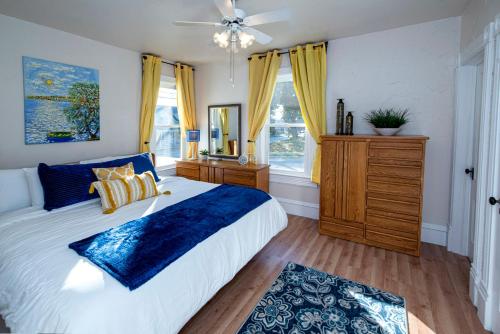 . Vintage downtown flat near Holy Hill, Golf &Ski