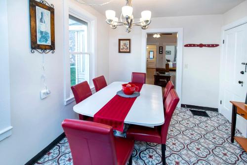 Vintage downtown flat near Holy Hill, Golf &Ski in Hartford (Wisconsin)