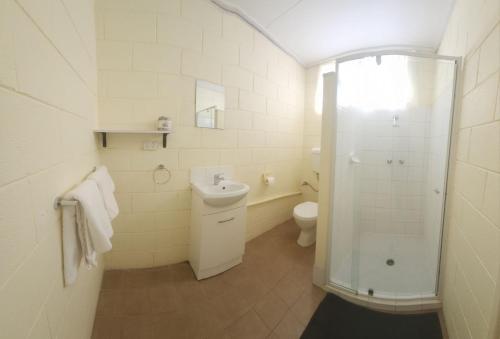 Zuhanyzó, The Broken Hill Hotel near Kalgoorlie-Boulder repülőtér