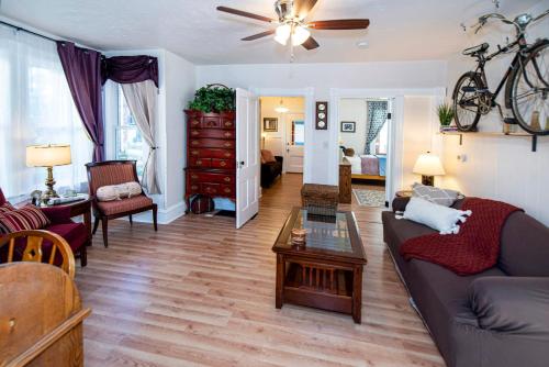 Vintage downtown flat near Holy Hill, Golf &Ski in Hartford (Wisconsin)