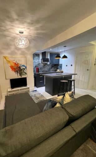 Newly renovated Modern studio apartment in West Kensington, Londra
