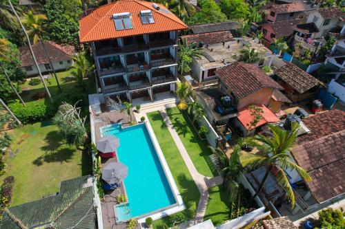 The Green Rooms Surf & Yoga Camp - ON THE BEACH - Prime location Renovated 2024, Weligama
