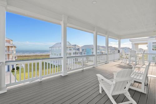 Beach view, prime location, EV charger, 6 parking in Galveston, USA
