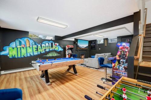 Hot Tub Theatre Sauna Arcade Games Gym Sleeps10 in Minneapolis, USA