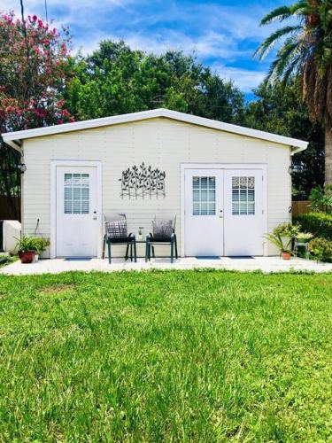 Paradise Hideaway Entire guest home near beach in Clearwater, USA