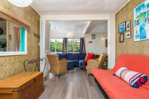Beachcombers Cottage - beachfront pet retreat - image 5