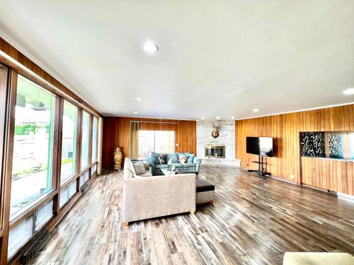 Pill Hill Mansion in Roseland