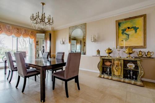 Pill Hill Mansion in Roseland