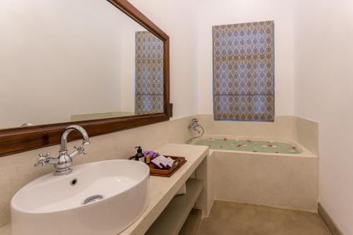 Deluxe Double Room with Bath image 3