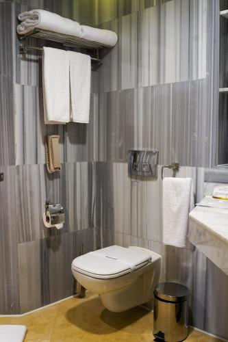 room detail thumbnail 2