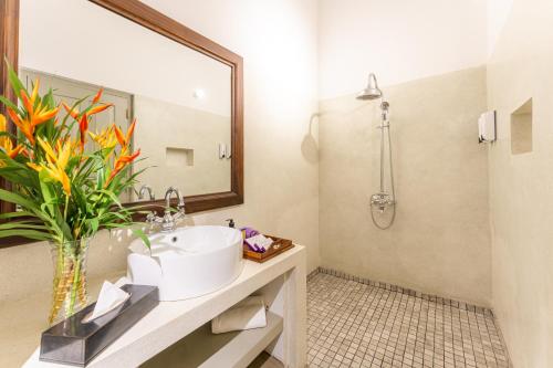 Deluxe Double Room image 2