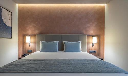 Deluxe King Room image 4