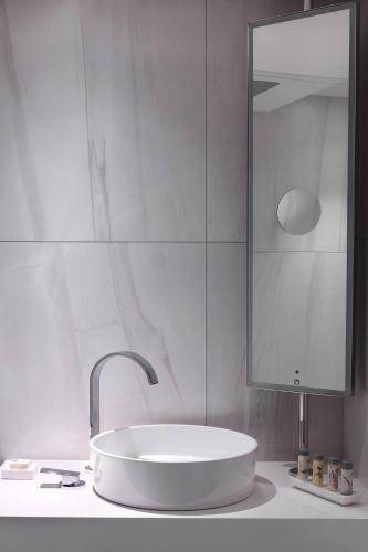 Renaissance Paris Republique Hotel & Spa - image 8