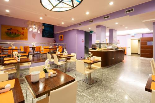 餐飲服務, 德斯埃特昂格斯飯店 (Hotel Des Etrangers) in 納維利