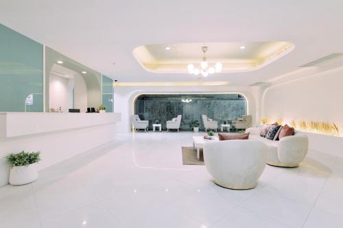 Tori Crown Hotel - 로비