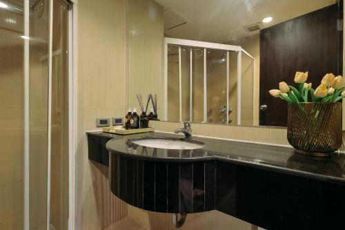 room detail thumbnail 2