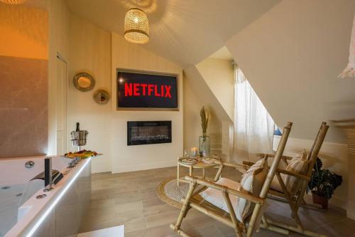 Welcome to Coachella / Jacuzzi in Ivry-sur-Seine