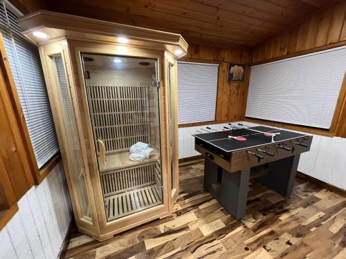 Coach Cabin- Poconos Retreat l Cozy l Sauna l Fireplace l Firepit l Gazebo BBQ