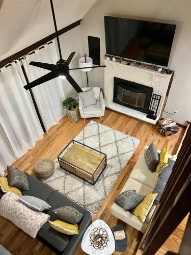 Coach Cabin- Poconos Retreat l Cozy l Sauna l Fireplace l Firepit l Gazebo BBQ in Tobyhanna, USA