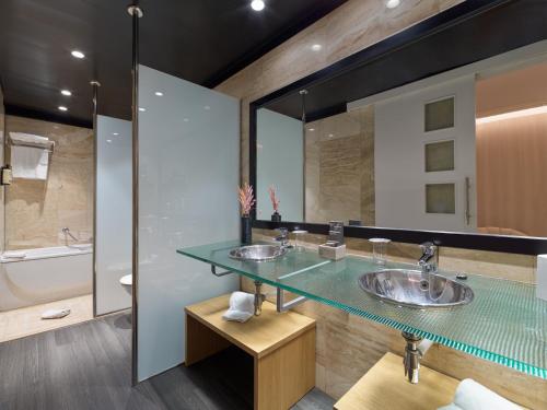 room detail thumbnail 2