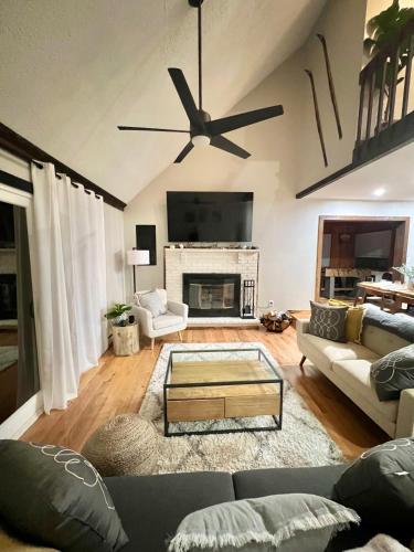 Coach Cabin- Poconos Retreat l Cozy l Sauna l Fireplace l Firepit l Gazebo BBQ in Tobyhanna, USA