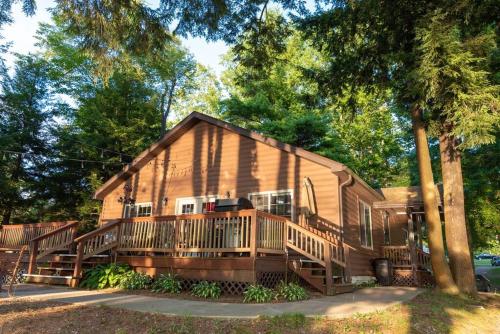 The Vision: Waterfront Retreat/2-3 homes/upto30guests/Reunions/Retreats in Cambridge Springs, USA