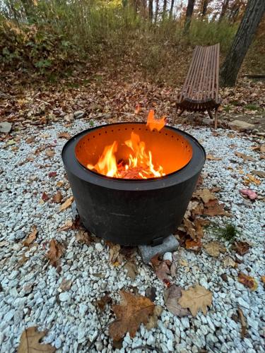 Coach Cabin- Poconos Retreat l Cozy l Sauna l Fireplace l Firepit l Gazebo BBQ