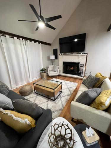 Coach Cabin- Poconos Retreat l Cozy l Sauna l Fireplace l Firepit l Gazebo BBQ in Tobyhanna, USA