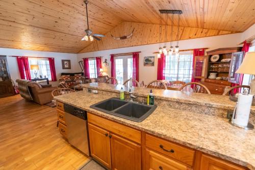 The Vision: Waterfront Retreat/2-3 homes/upto30guests/Reunions/Retreats in Cambridge Springs, USA