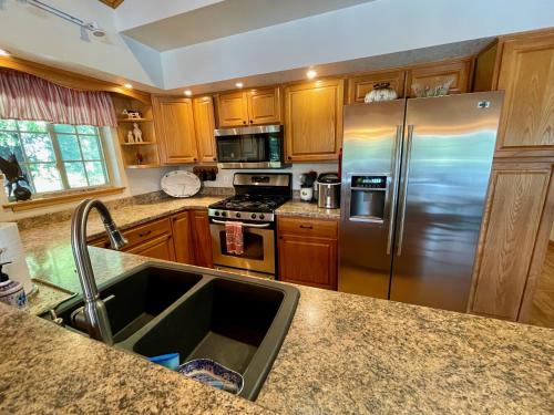 The Vision: Waterfront Retreat/2-3 homes/upto30guests/Reunions/Retreats in Cambridge Springs, USA
