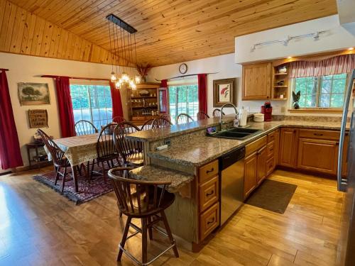 The Vision: Waterfront Retreat/2-3 homes/upto30guests/Reunions/Retreats in Cambridge Springs, USA