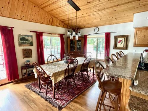 The Vision: Waterfront Retreat/2-3 homes/upto30guests/Reunions/Retreats in Cambridge Springs, USA