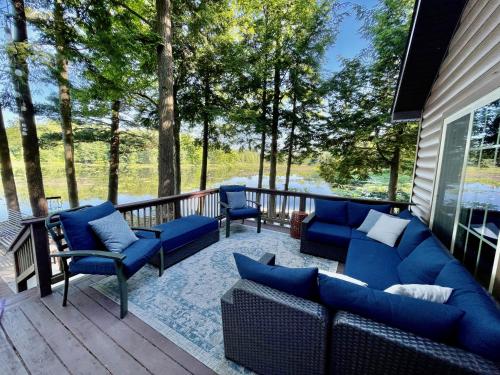 The Vision: Waterfront Retreat/2-3 homes/upto30guests/Reunions/Retreats in Cambridge Springs, USA