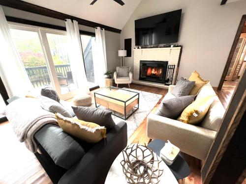 Coach Cabin- Poconos Retreat l Cozy l Sauna l Fireplace l Firepit l Gazebo BBQ in Tobyhanna, USA
