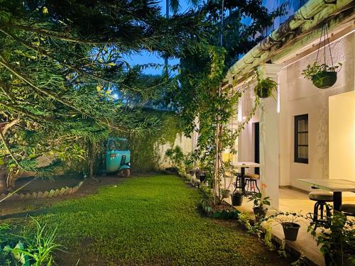 Clock Inn Dehiwala - Hostel - Tap to explore photos