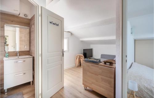 1 Bedroom Gorgeous Apartment In Hyres - Location saisonnière - Hyères