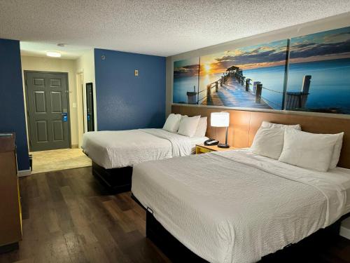 Queen Room with Two Queen Beds and Bath Tub - Mobility/Hearing Access - Non-Smoking image 5
