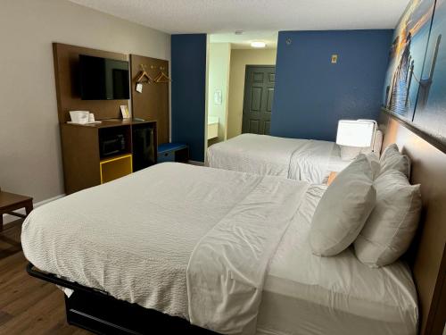 Queen Room with Two Queen Beds and Bath Tub - Mobility/Hearing Access - Non-Smoking image 4