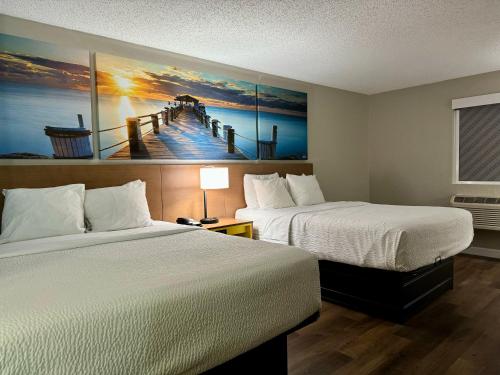 Queen Room with Two Queen Beds and Bath Tub - Mobility/Hearing Access - Non-Smoking room in Days Inn by Wyndham Sarasota I-75