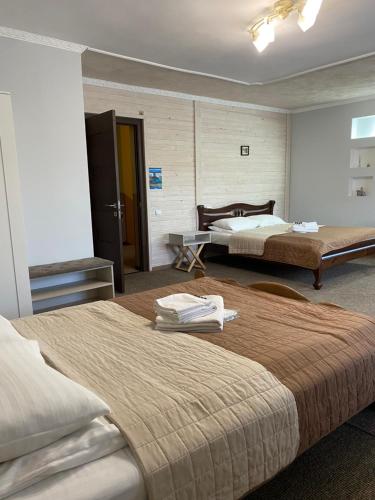 1 king bed, 1 double bed