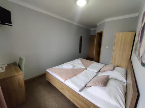 Standard Double Room image 10