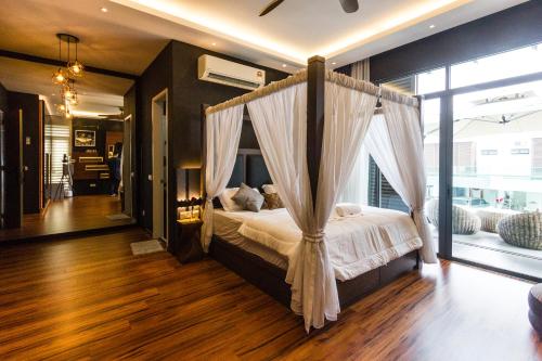 Varnen Cozy Haven Master Bedroom